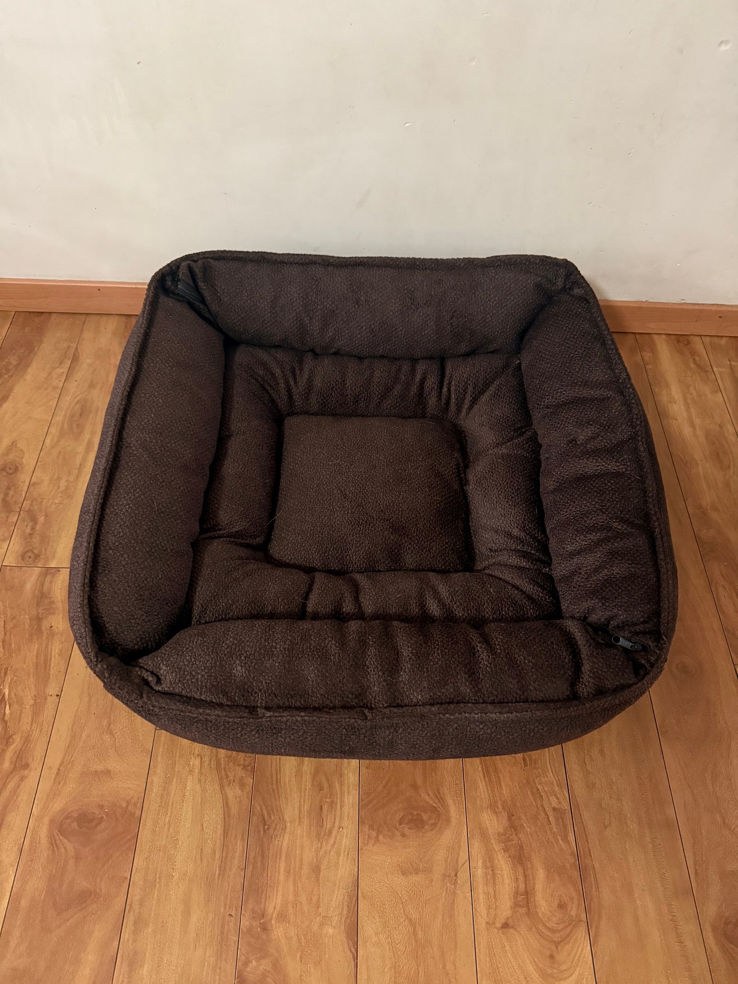 Cama de perro marrón