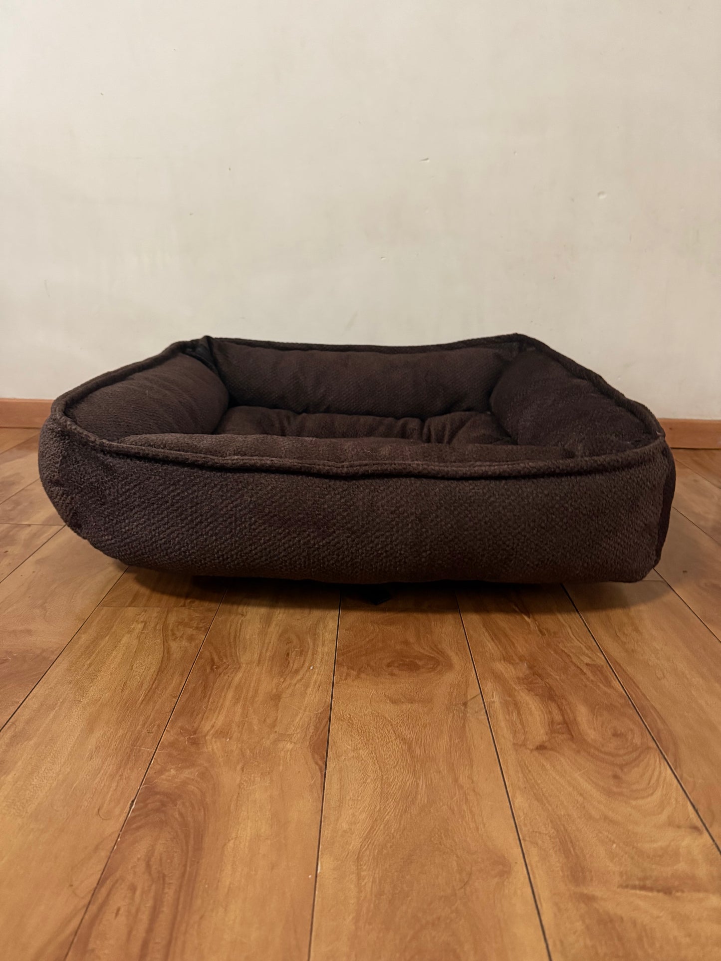 Cama de perro marrón