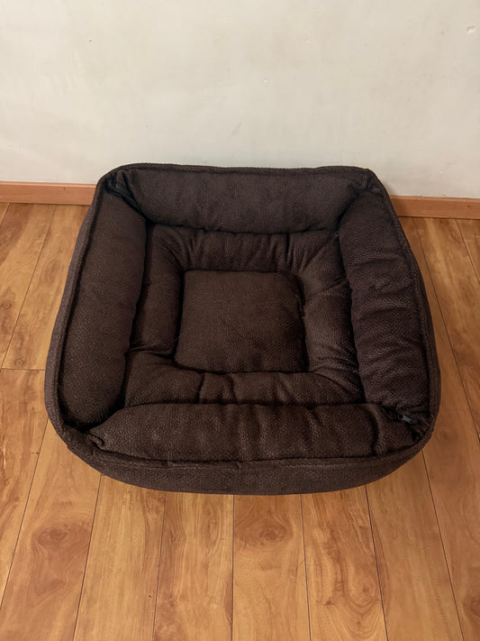 Cama de perro marrón